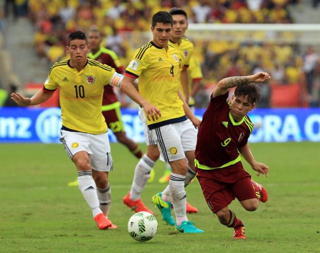 Stefan Medina (c) y James Rodríguez (i) de Colombia disputan el balón ante Yeferson Soteldo (d) de Venezuela hoy, jueves 1 de septiembre de 2016, durante el partido entre Colombia y Venezuela por las eliminatorias Rusia 2018. EFE