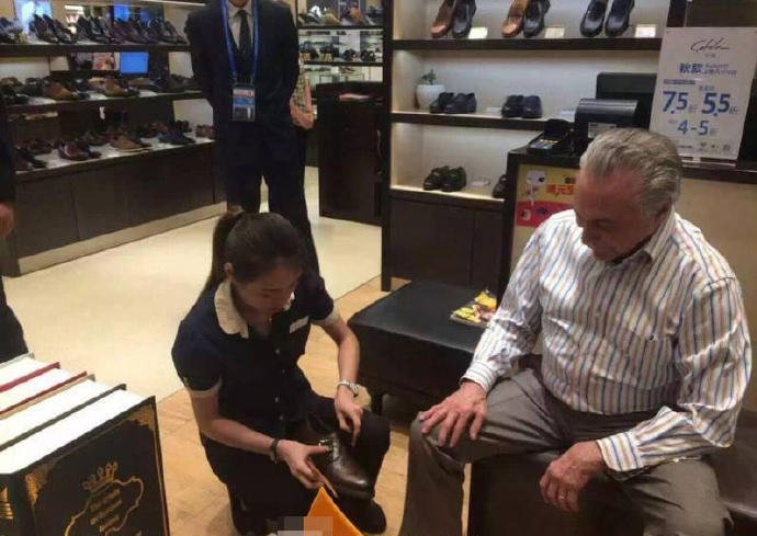 Temer triunfa en las redes sociales chinas al comprarse unos zapatos