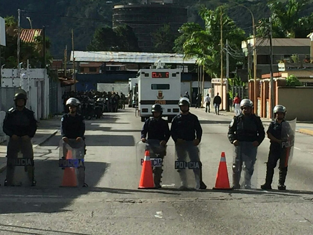 Bloqueados accesos al CNE en Mérida