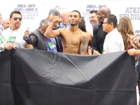 Durante el pesaje, este boxeador casi deja ver sus “partes” accidentalmente (VIDEO)