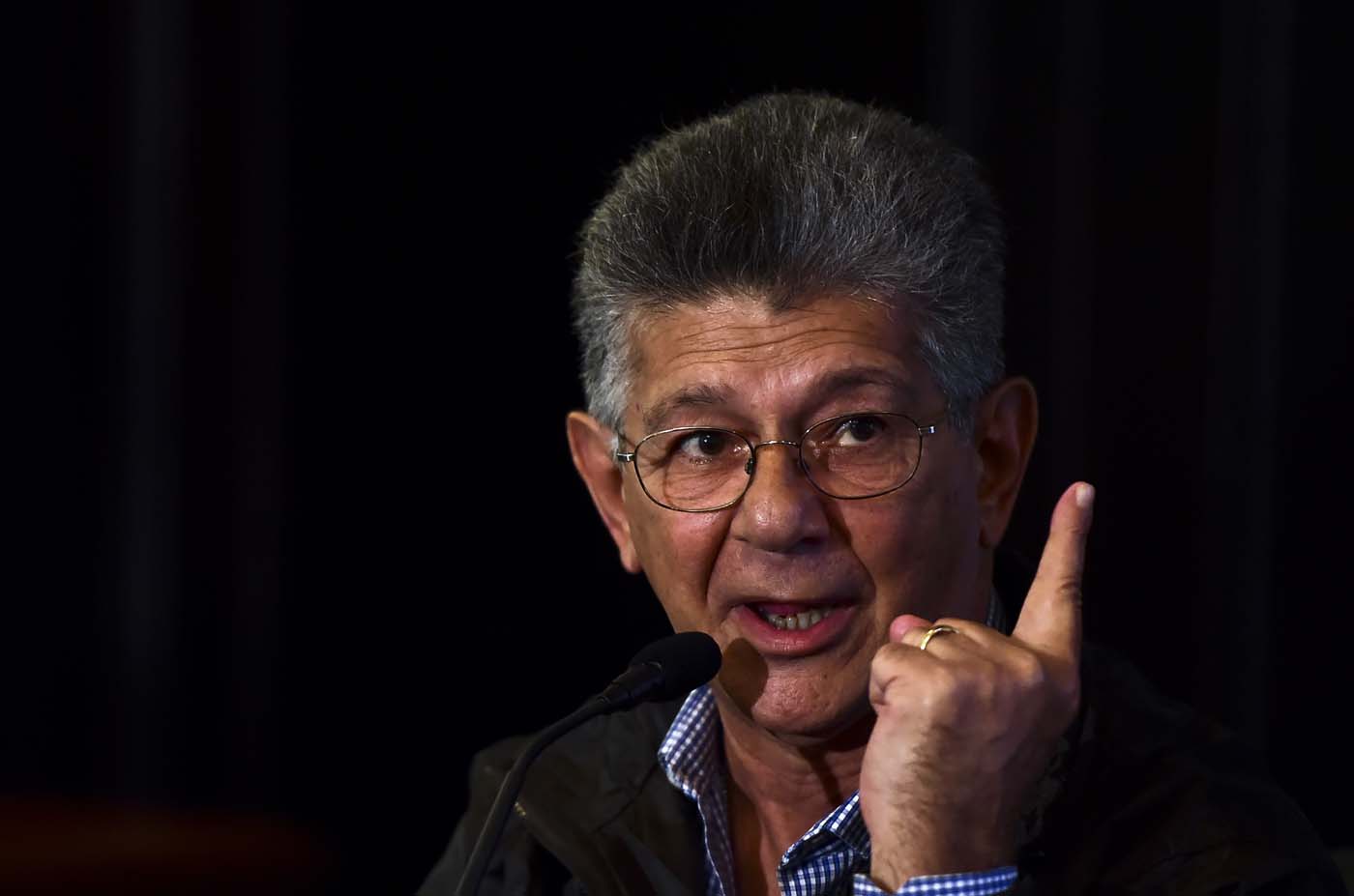 Ramos Allup denuncia que el Inac prohibió vender boletos aéreos a dirigentes opositores