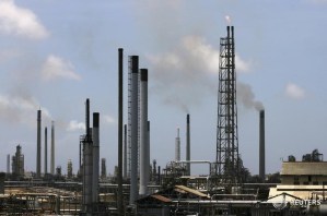 Pdvsa dice que aún no inició discusión para renovar contrato de arrendamiento de refinería en Curazao