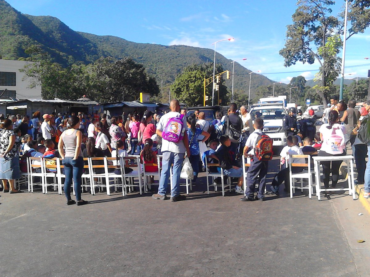 ¿Feliz regreso a clases? Hasta la poceta  se robaron en la escuela de Antímano #26sep