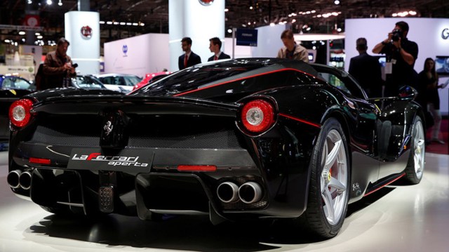 El nuevo LaFerrari Aperta fue elegido para conmemorar el 70.º aniversario de fundación de la italiana Ferrari. Todas las unidades puestas en venta se agotaron y fueron vendidas cada una por más de 2,3 millones de dólares. El descapotable alcanza una velocidad de 350 kilómetros por hora.