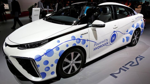 El Mirai, palabra que en japonés significa futuro, es un modelo que genera electricidad utilizando hidrógeno y emite únicamente agua. Este vehículo ambiental eléctrico alcanza una velocidad de 178 kilómetros por hora y tiene un costo aproximado de 73.000 dólares.