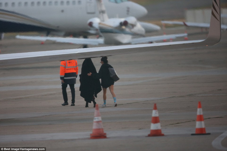 Kardashian salió de Francia tras ser interrogada por la policía sobre robo (fotos)