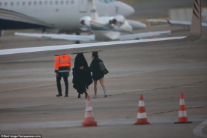 Kardashian salió de Francia tras ser interrogada por la policía sobre robo (fotos)