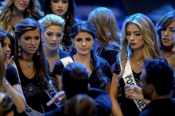 Participants of the 2016 Miss Venezuela beauty pageant are seen during a rehearsal in Caracas on October 3, 2016. / AFP PHOTO / FEDERICO PARRA