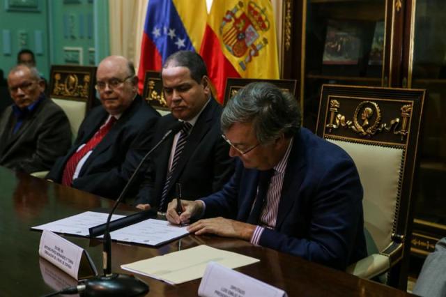 - El embajador del reino de España, Antonio Pérez Hernández (c), firma la declaración de instalación del grupo Interparlamentario de Amistad entre Venezuela y España hoy, martes 4 de octubre de 2016, en Caracas. EFE