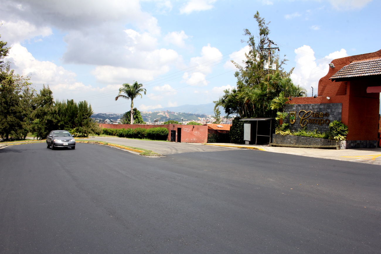 Alcaldía de Baruta asfaltó en las calles de Valle Arriba y La Tahona