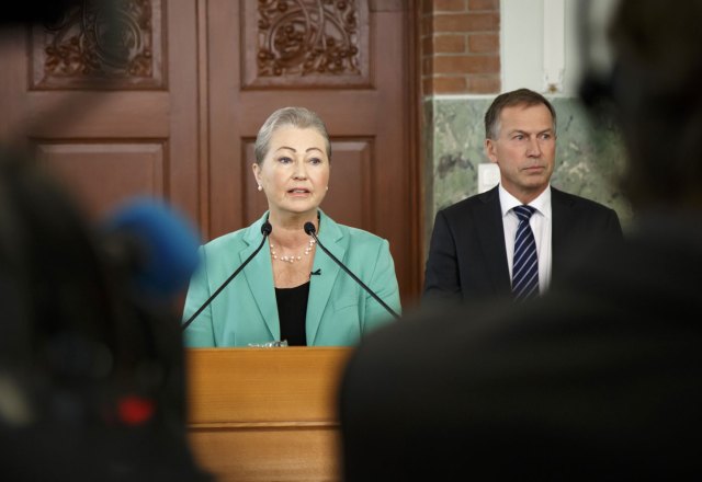 Kaci Kullmann Five y Olav Njoelstad, del Comité del Nobel de la Paz (Foto AFP)