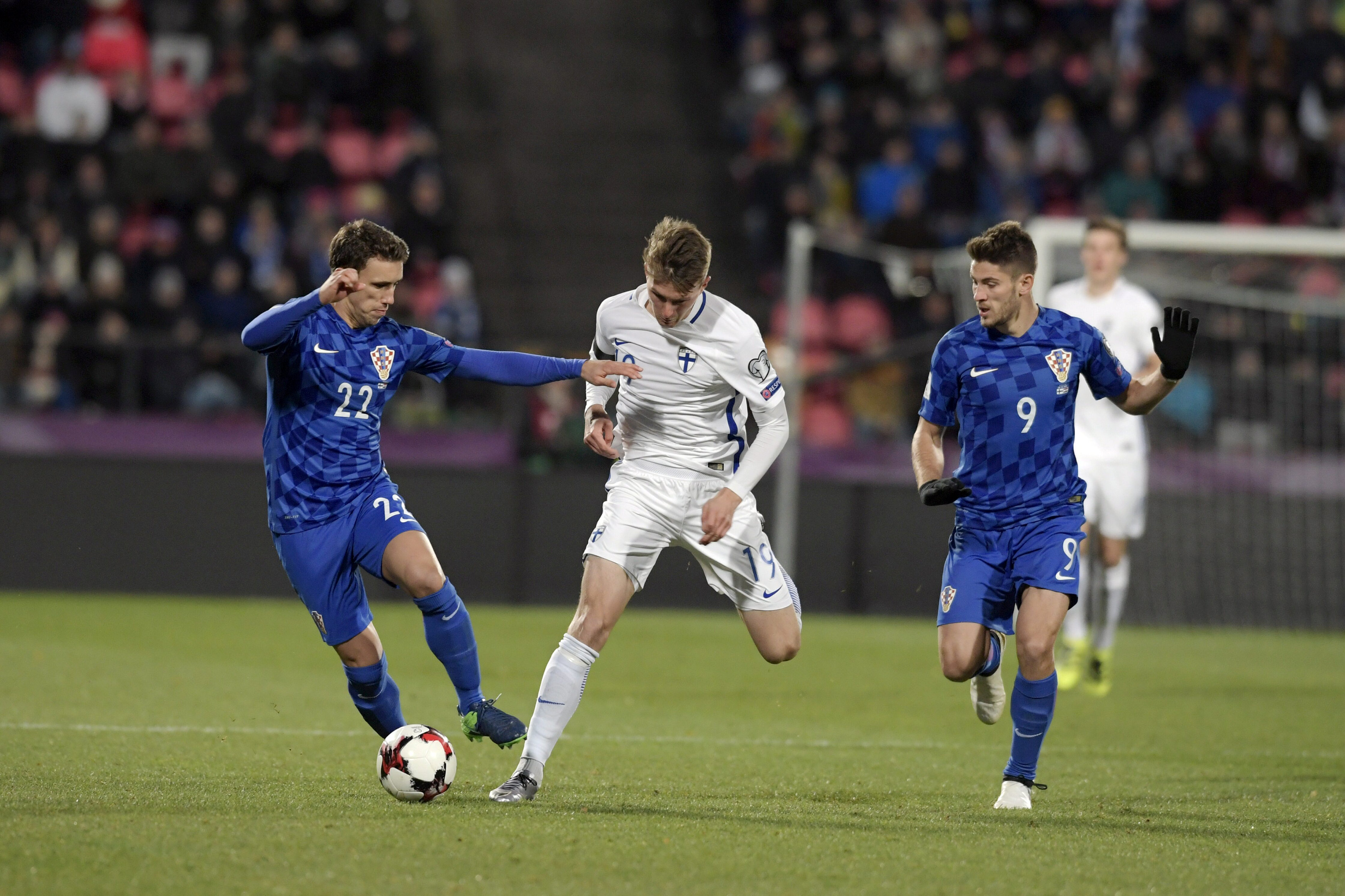 Croacia ganó a Finlandia 1-0 con gol de Mandzukic