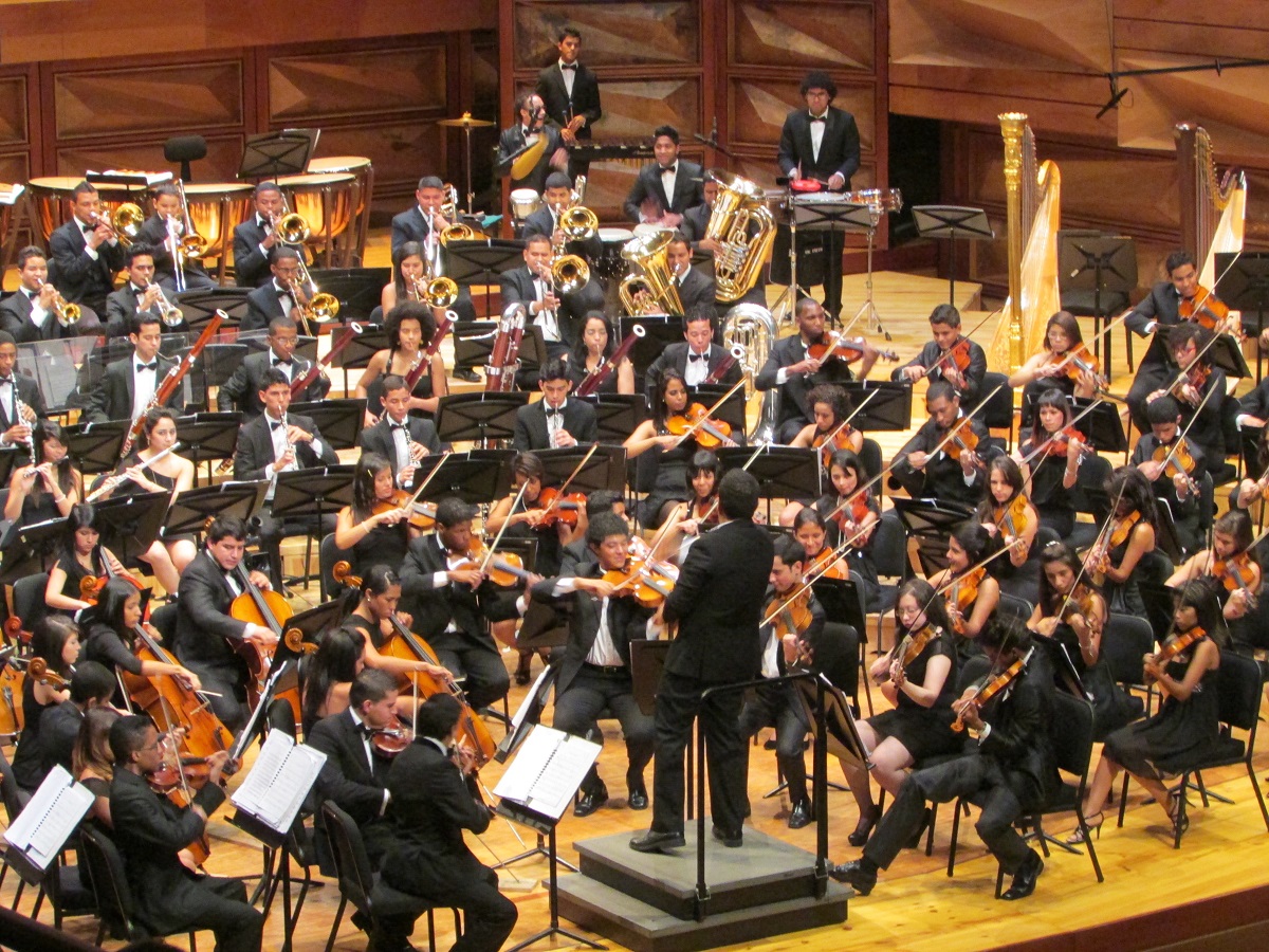 La Orquesta Sinfónica Juvenil del CMSB se pasea por la música venezolana con la voz de Alejandro Zavala