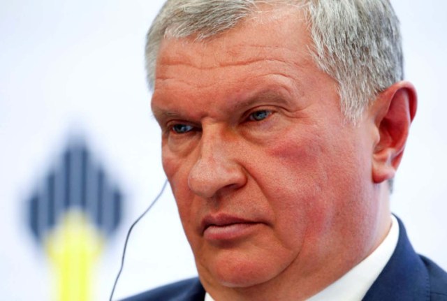 El presidente de Rosneft, Igor Sechin, durante una sesión el Foro Económico Internacional en San Petersburgo, Rusia. 16 de junio de 2016. Igor Sechin, el ejecutivo petrolero más influyente de Rusia y jefe de la gigante estatal de energía Rosneft, dijo que su compañía no limitará su producción de crudo como parte de un posible acuerdo con la OPEP. REUTERS/Sergei Karpukhin/File Photo