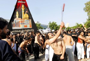 En Fotos: Chiítas se auto flagelan en ceremonia de Ashura