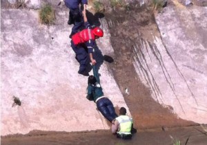 En fotos: El momento en el que rescatan a mujer que cayó al río Guaire