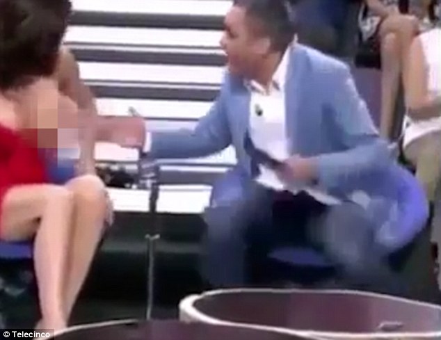 ¡ABUSADOR!… le bajó el top y expuso su seno en programa de TV en vivo (VIDEO)