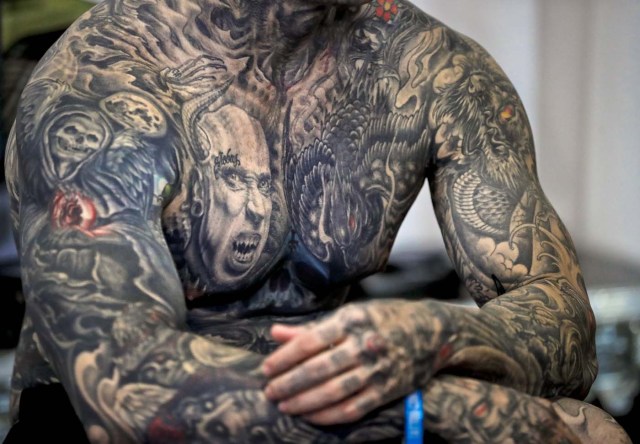 Yall Quiñones, de Puerto Rico, muestra su cuerpo cubierto de tatuajes el 16 de octubre del 2016 en una convención de tatuajes en Bucarest. (AP Photo/Vadim Ghirda)