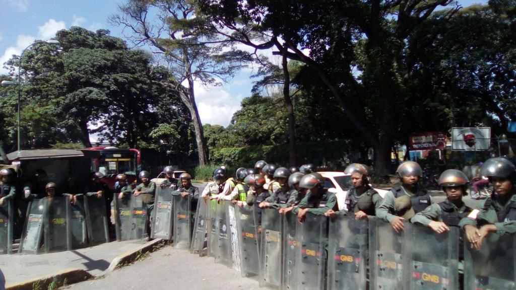 Vecinos de la Cota 905 se rebelan ante represión de la GNB (Video)