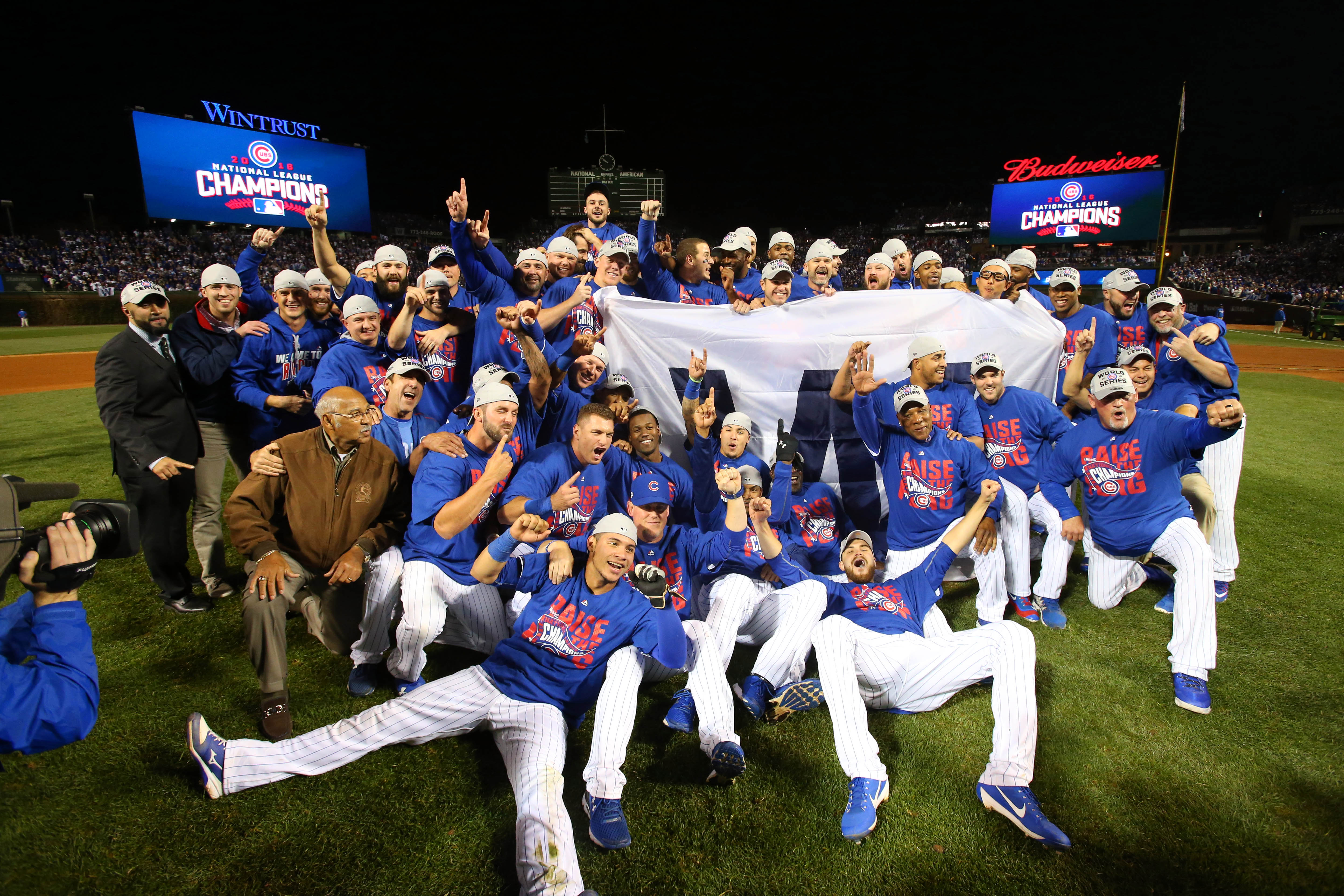 Cachorros avanzan a la Serie Mundial de béisbol contra los Indios