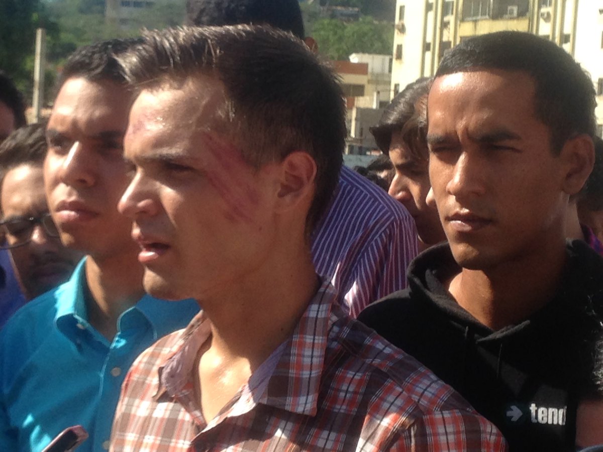 Oficialistas agredieron a los estudiantes en la Plaza Bolívar de Cumaná #24Oct