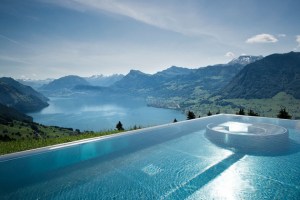 Esta es la piscina de las Montañas Suizas en la que todo el mundo sueña con bañarse