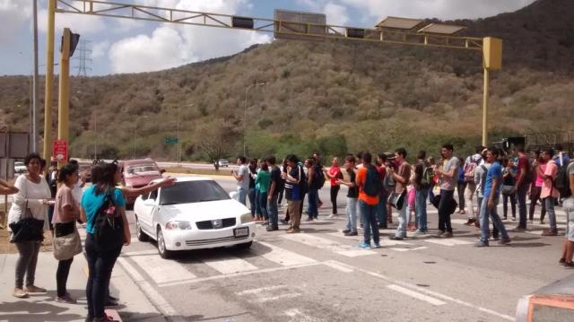 Foto:  Estudiantes de la UDO protestan ante suspensión del RR / twitter
