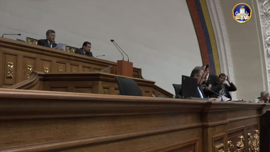 Asamblea Nacional continúa debatiendo juicio político a Maduro en atropellada sesión