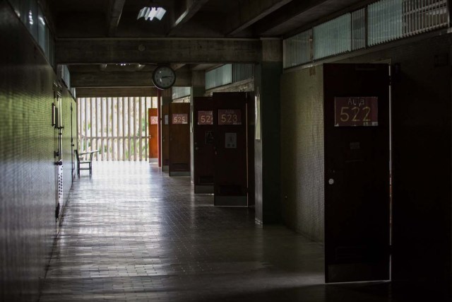 CAR01. CARACAS (VENEZUELA), 28/10/2016.- Un pasillo sin estudiantes en la Universidad Central de Venezuela hoy, viernes 28 de octubre de 2016, en Caracas (Venezuela). El paro general de 12 horas convocado por la oposición venezolana se cumple a medias en el país pues tanto las entidades bancarias como algunos comercios y oficinas abrieron sus puertas, sin embargo, las principales vías se mostraron con mucho menos tráfico que el que se observa en un día laboral normal. EFE/MIGUEL GUTIÈRREZ