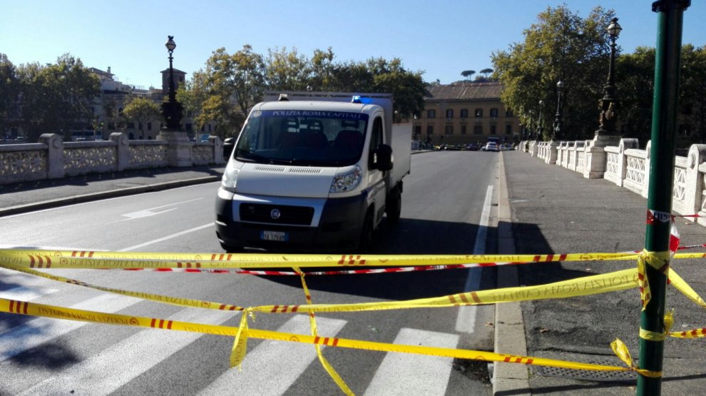 Cerrado un puente en Roma tras la aparición de grietas (fotos)