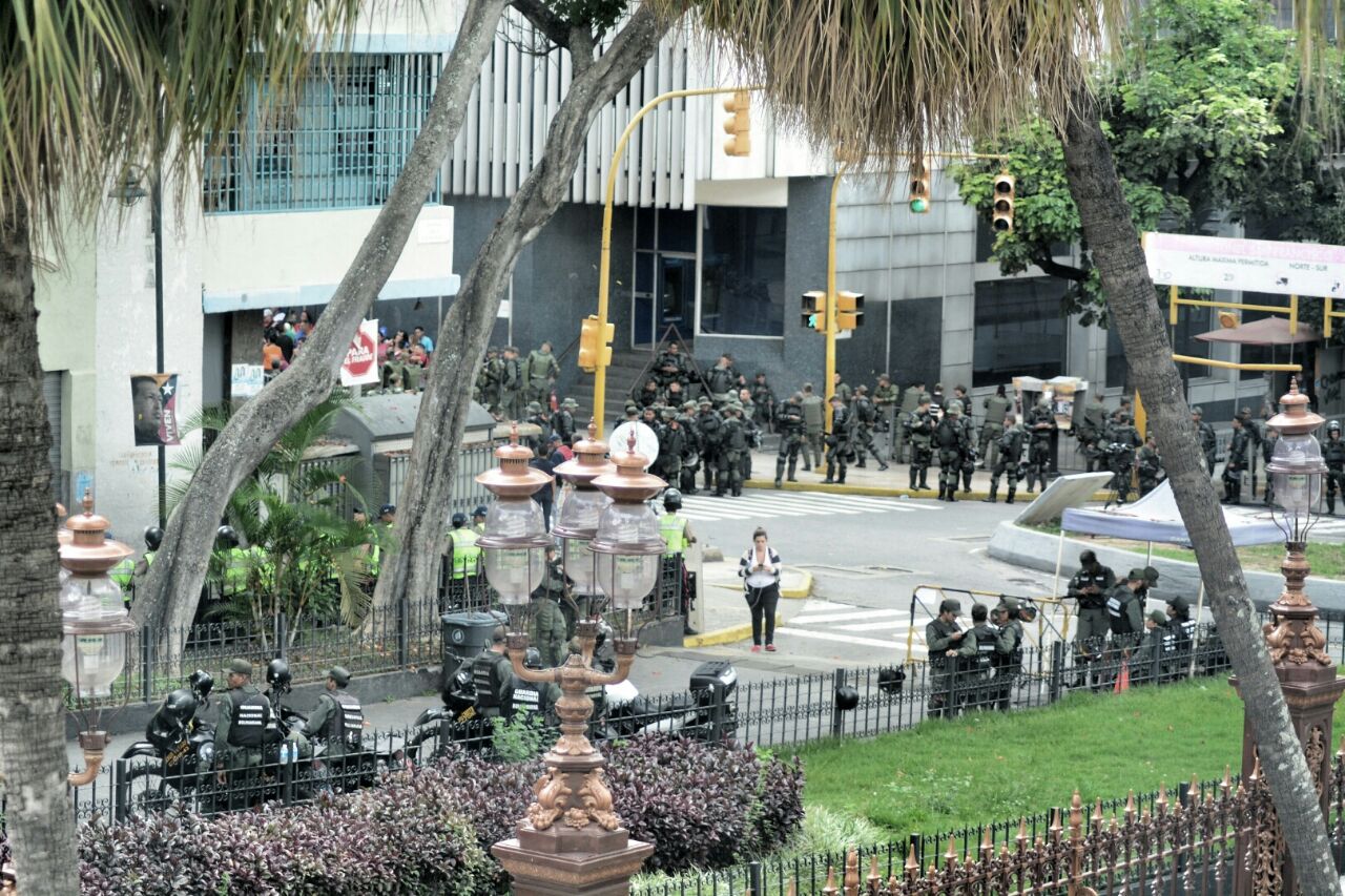 Una parranda de militares sin pueblo cercaron el Palacio Federal Legislativo (FOTOS)
