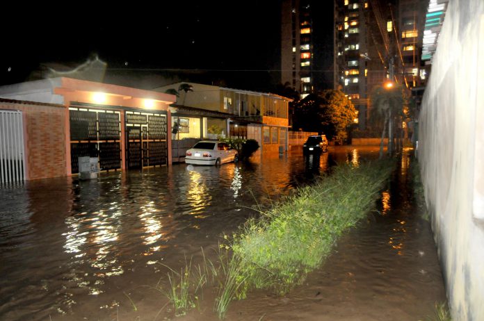 Aguaceros inundaron al Sambil y Naguanagua (Fotos)