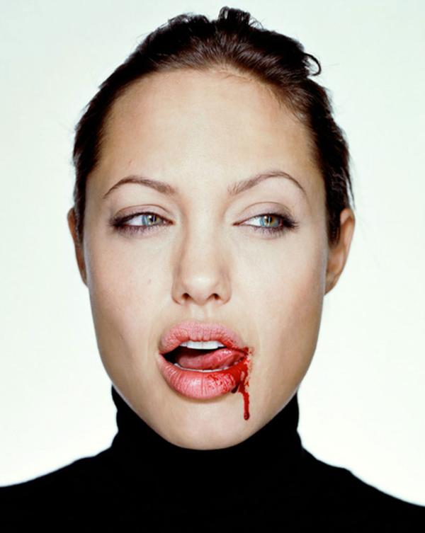 La sangrienta foto de Angelina Jolie que se ofrece por 60.000 dólares