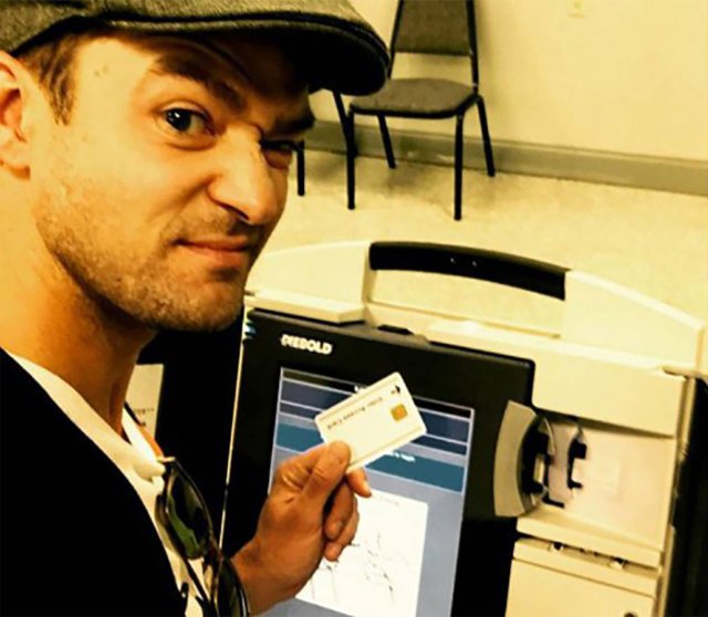 ustin Timberlake se metió en problemas por esta selfie. En Tennessee, su ciudad natal, está penado tomarse fotos en el centro de votación. Foto: Infobae