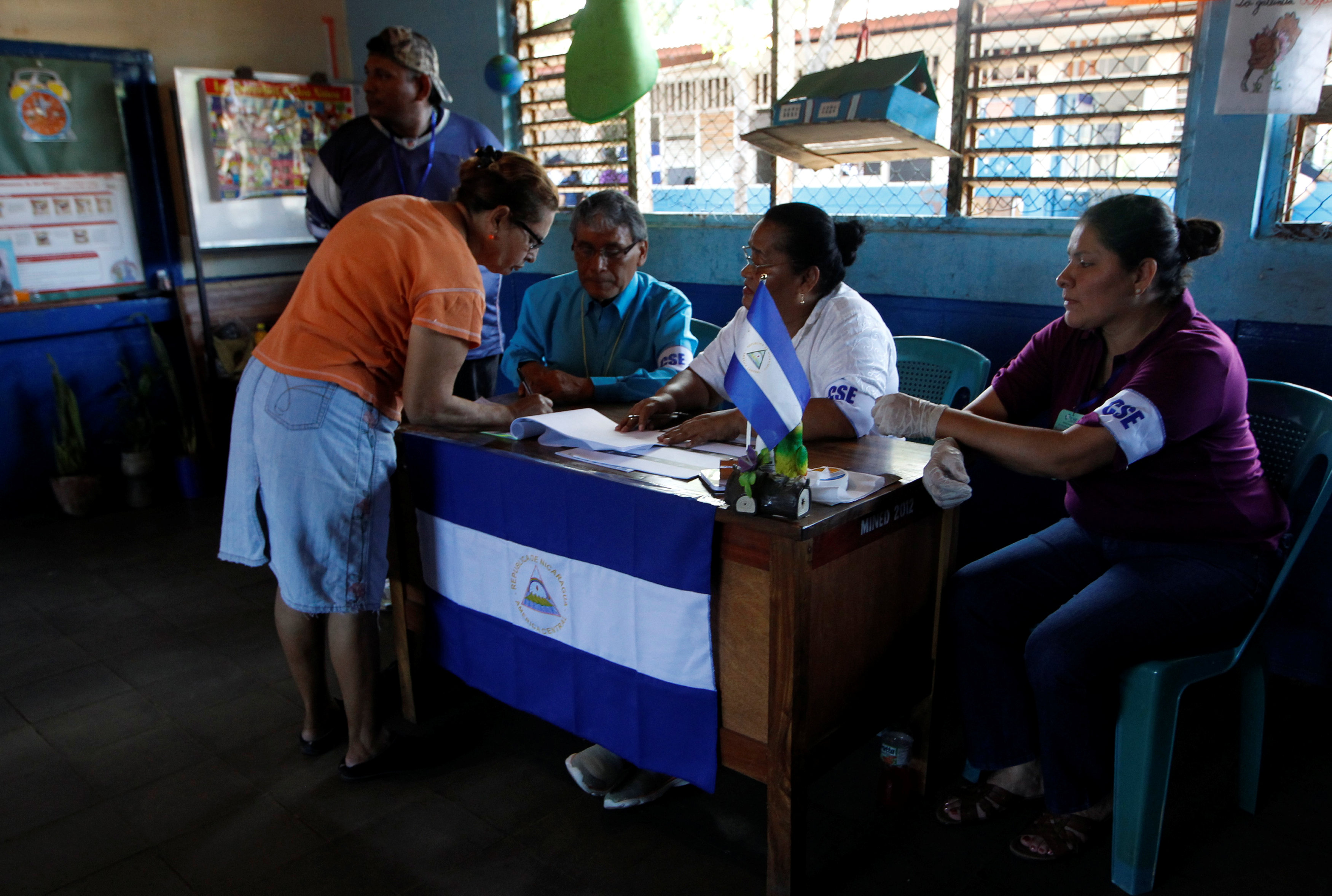 Nicaragüenses votan en municipales en medio de reclamos sobre transparencia electoral