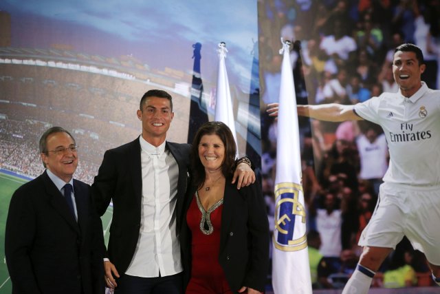 Real Madrid's Cristiano Ronaldo (C) poses with his mother Dolores Aveiro and the club's president Florentino Perez after a ceremony for Ronaldo's contract renewal at Santiago Bernabeu stadium in Madrid, Spain, November 7, 2016. REUTERS/Susana Vera