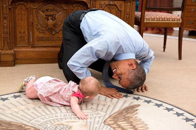 Barack Obama juega con la hija del asesor adjunto de la Seguridad Nacional, junio del 2015.
