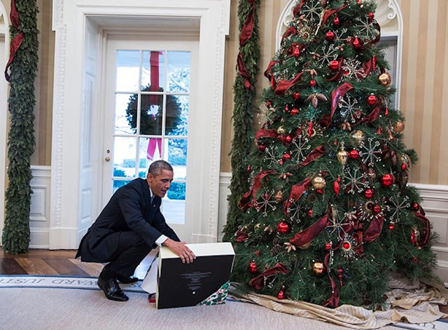 El presidente abre un regalo de Navidad de su secretario personal, 20 de septiembre del 2014.