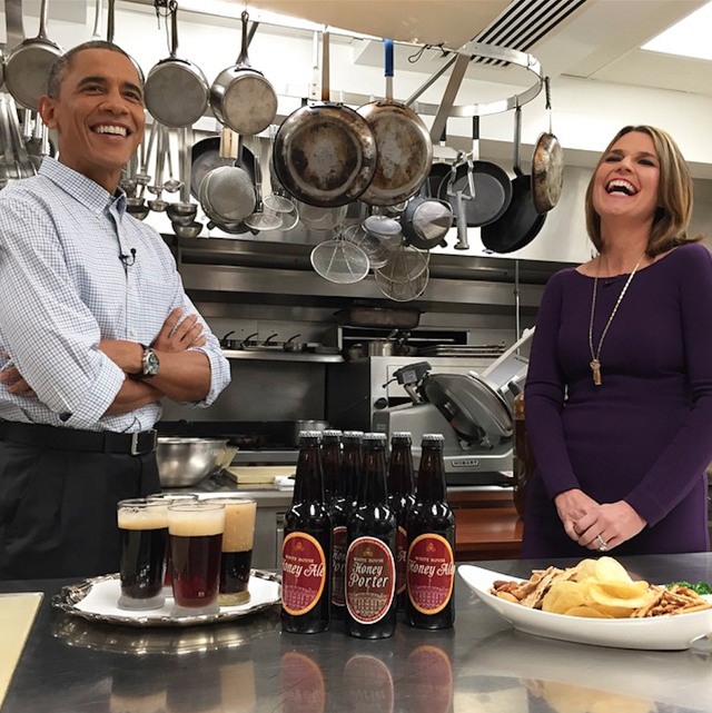 Barack Obama y la presentadora Savannah Guthrie en la cocina de la Casa Blanca antes de una entrevista, febrero del 2015.