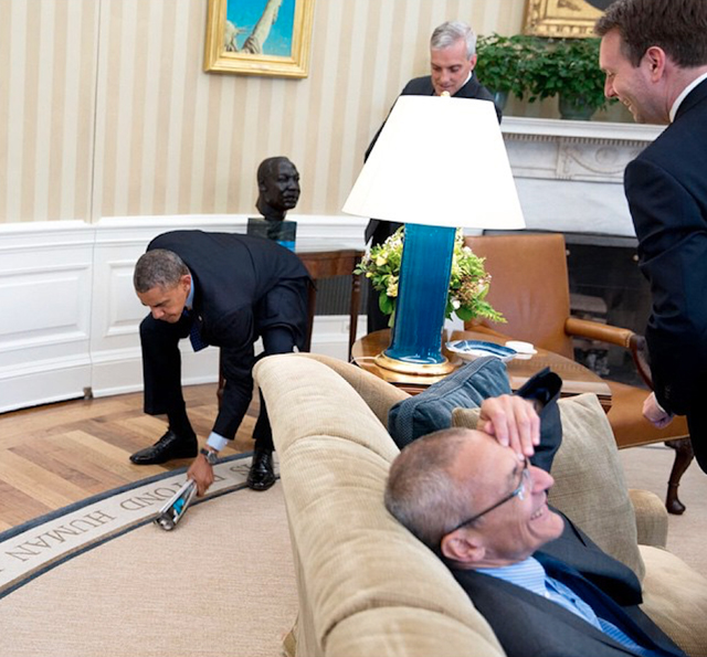 Barack Obama aplasta una mosca durante una reunión en el Despacho Oval, enero del 2015.