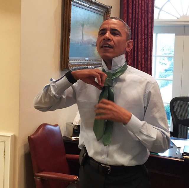 Haciendo el nudo de la corbata el Día de San Patricio, el 17 de marzo del 2015.