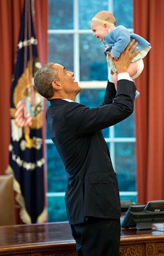 El presidente juega con la hija de un empleado en el Despacho Oval, diciembre del 2014.