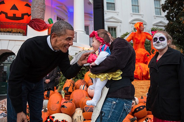 Obama saluda a los chicos de truco o trato en la Casa Blanca durante la fiesta de Halloween en el año 2014.