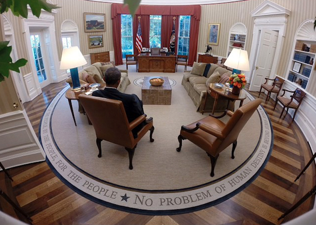 El presidente lee documentos en el Despacho Oval antes de la primera reunión del día, abril del 2015.
