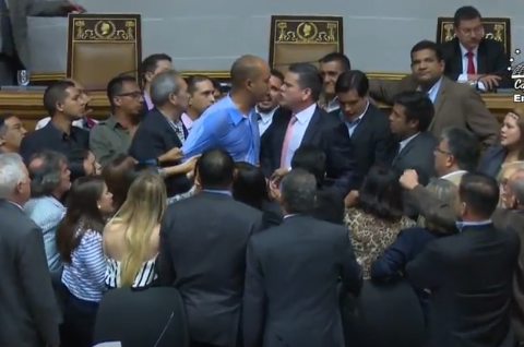 ¡TÁNGANA! Se engoriló Héctor Rodríguez y casi le da un besito a diputado opositor (VIDEO)