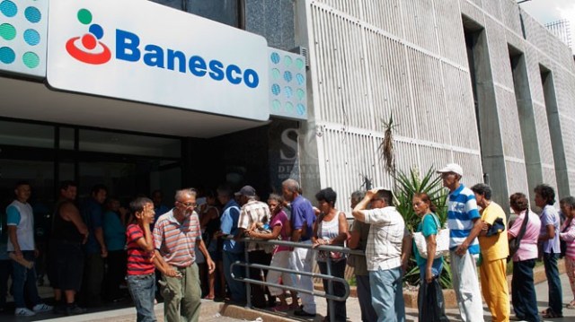 Bajo el sol inclemente, decenas de personas de la tercera edad esperaron durante más de seis horas para ser atendidos por los empleados de las entidades bancarias. / Foto: GÉNESIS VELÁSQUEZ