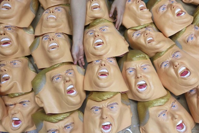 Un trabajador se dispone a dar los útlimos toques a máscaras de goma con la cara del presidente electo de Estados Unidos, Donald Trump, en el Ogawa Studio de Saitama, en el norte de Japón, el 15 de noviembre 2016. (AP Foto/Eugene Hoshiko)