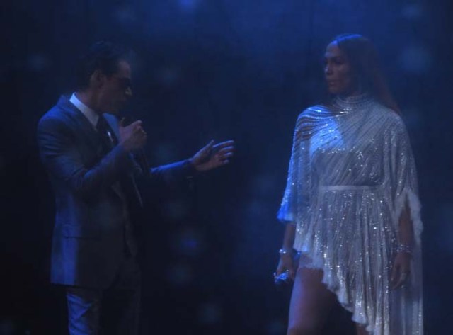 Jennifer Lopez (R) performs with Marc Anthony during the 17th Annual Latin Grammy Awards on November 17, 2016, in Las Vegas, Nevada. / AFP PHOTO / Valerie MACON