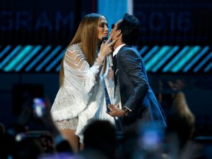 Marc Anthony y JLo: ¿beso de hermanos o de almas gemelas en el Grammy?