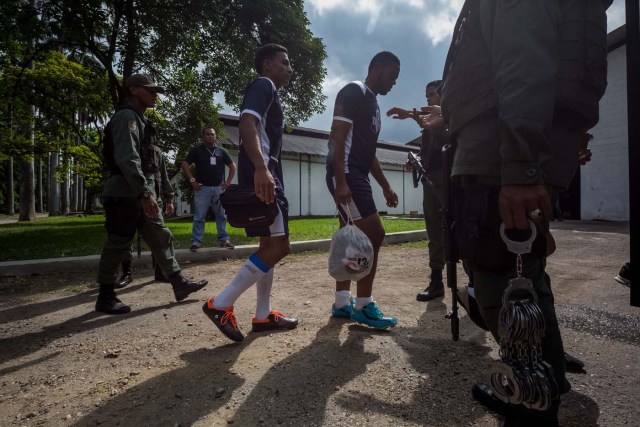 ACOMPAÑA CRÓNICA: VENEZUELA CÁRCELES. CAR04. REVENGA (VENEZUELA), 19/11/2016.- Reclusos de la cárcel Tocoron ingresan para un partido de rugby este viernes, 18 de noviembre de 2016, en una hacienda de la empresa de ron Santa Teresa, en Revenga (Venezuela). En Venezuela, un país sin tradición de rugby y donde la población reclusa tiene pocas probabilidades de reinserción social, se celebra un torneo que burla tales estadísticas y que pone en el campo de juego a decenas de presos que experimentan así una sensación de libertad. EFE/Miguel Gutiérrez